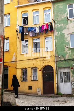 Vita quotidiana a Istanbul. Asciugando i panni tra due edifici a Balat. E' un metodo tradizionale nelle strette stradine dell'area storica di Istanbuls Foto Stock