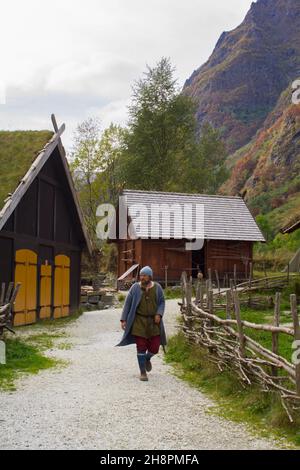 Gudvangen, Norvegia - circa Settembre 2021: Villaggio vichingo a Gudvangen, nel cuore del paesaggio unico dei fiordi norvegesi, patrimonio dell'umanità dell'UNESCO Foto Stock