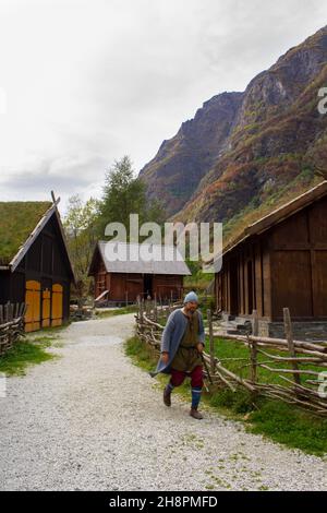 Gudvangen, Norvegia - circa Settembre 2021: Villaggio vichingo a Gudvangen, nel cuore del paesaggio unico dei fiordi norvegesi, patrimonio dell'umanità dell'UNESCO Foto Stock