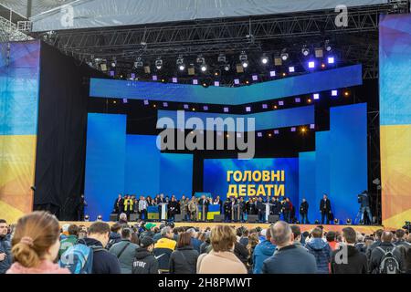 Kiev, Ucraina 19 aprile 2019: Dibattiti allo Stadio Olimpico tra il Presidente dell'Ucraina e il candidato presidenziale Petro Poroshenko e il Presidential CAN Foto Stock