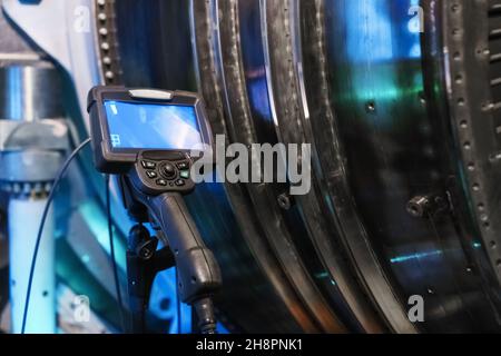 Video endoscopio industriale per il monitoraggio dello stato interno degli impianti a turbina a gas. Ispezione contro la distruzione e gli incidenti dei motori Foto Stock