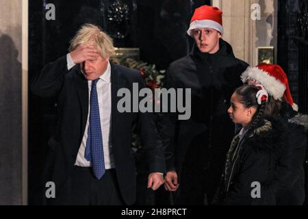 Westminster, Londra, Regno Unito. 01 dicembre 2021. Il primo ministro Boris Johnson accende le luci ufficiali dell'albero di Natale di Downing Street questa sera fuori 10 Downing Street. L'evento vede anche un coro per bambini che canta le carole e gli ospiti invitati a guardare la cerimonia. Credit: Imagplotter/Alamy Live News Foto Stock