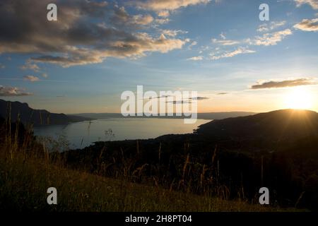 Spektakulärer Sonnenuntergang über dem Genfersee in der Schweiz Foto Stock