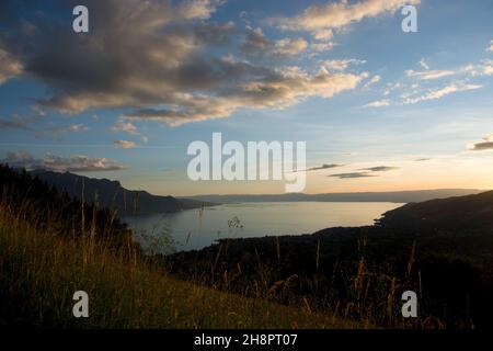 Spektakulärer Sonnenuntergang über dem Genfersee in der Schweiz Foto Stock