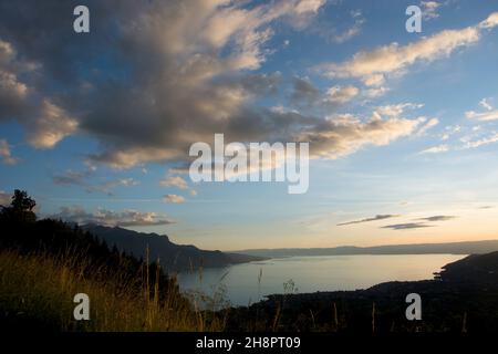 Spektakulärer Sonnenuntergang über dem Genfersee in der Schweiz Foto Stock