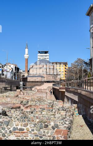 Sofia, Bulgaria - 4 marzo 2020: La Moschea Banya Bashi nella capitale bulgara. Centro della città con le rovine di Serdica, cielo azzurro chiaro Foto Stock