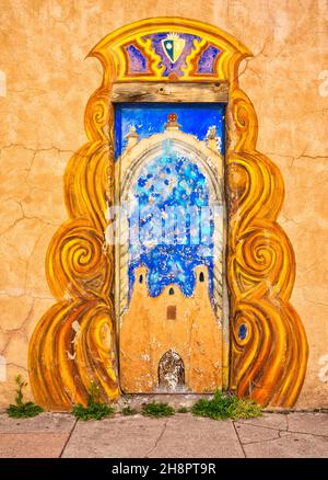 Una porta dipinta di colore a Taos, New Mexico. Foto Stock