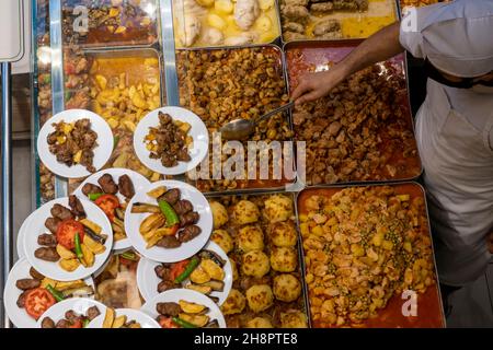 Piatti fatti in casa serviti in Big Tray al Restaurant for sale. Cucina tradizionale turca. Foto Stock