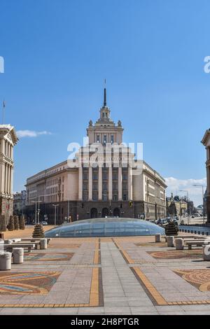 Sofia, Bulgaria - 13 marzo 2020: Ufficio Casa dell'Assemblea Nazionale, ex Casa del Partito Comunista bulgaro situato sull'Indipendenza Foto Stock