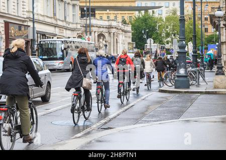 VIENNA, AUSTRIA - 16 MAGGIO 2019: Si tratta di una bicicletta di massa nel centro della città su percorsi ciclabili speciali. Foto Stock