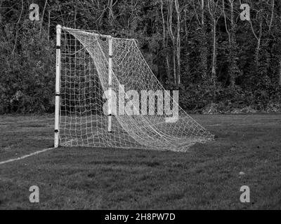 Reti da calcio su paletti in un parco di Belfast Foto Stock