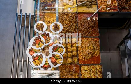 Piatti fatti in casa serviti in Big Tray al Restaurant for sale. Cucina tradizionale turca. Foto Stock