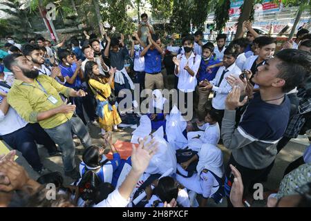 Dhaka, Bangladesh. 01 dicembre 2021. Gli studenti del Bangladesh si riuniscono in una protesta che chiede sicurezza stradale e metà prezzo di sconto sulla tariffa del servizio di autobus urbano, a Dhaka, Bangladesh, 1 dicembre 2021. Secondo la polizia, uno studente del secondo anno del Notre Dame College, Nayeem Hasan, è stato ucciso in un incidente stradale il 24 novembre, quando un camion della spazzatura della Dhaka City Corporation lo ha colpito nella zona del Gulistan di Dhaka. (Foto di Suvra Kanti Das/Sipa USA) Credit: Sipa USA/Alamy Live News Foto Stock