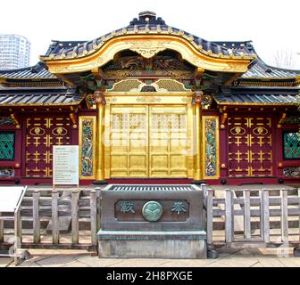 Il Santuario di Ueno Toshogu nel Parco di Ueno, Tokyo, è un antico Santuario Shinto con parti degli edifici ricoperti di lamina d'oro. Foto Stock