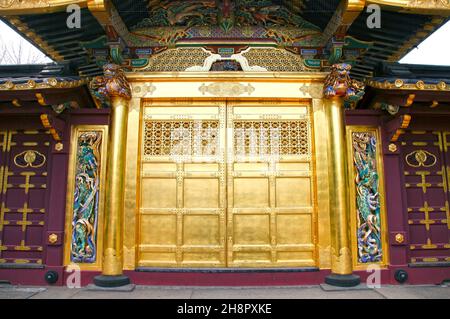 Il Santuario di Ueno Toshogu nel Parco di Ueno, Tokyo, è un antico Santuario Shinto con parti degli edifici ricoperti di lamina d'oro. Foto Stock