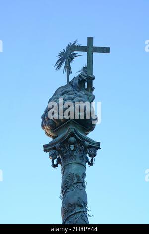 La colonna della santa Trinità contro il cielo blu e chiaro a Graz, in Austria. Karmeliterplatz square. Foto Stock