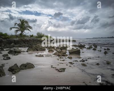 Spiaggia Xpu-Ha nel cielo nuvoloso Foto Stock