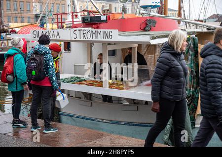 Tradizionale mercato delle aringhe baltiche di fiera a Helsinki, Finlandia Foto Stock