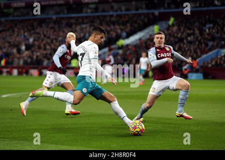 Joao Cancelo di Manchester City (a sinistra) durante la partita della Premier League tra Aston Villa e Manchester City a Villa Park, Birmingham. Data foto: Mercoledì 1 dicembre 2021. Foto Stock