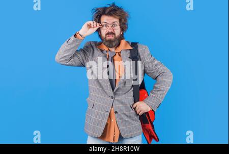 Confuso uomo d'affari o insegnante in occhiali con valigetta. Uomo bearded in vestito. Affari. Istruzione. Foto Stock