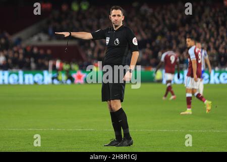 Londra, Regno Unito. 01 dicembre 2021. L'arbitro Chris Kavanagh guarda avanti durante il gioco. Premier League Match, West Ham Utd contro Brighton & Hove Albion al London Stadium, Queen Elizabeth Olympic Park a Londra mercoledì 1 dicembre 2021. Questa immagine può essere utilizzata solo a scopo editoriale. Solo per uso editoriale, licenza richiesta per uso commerciale. Nessun uso in scommesse, giochi o un singolo club/campionato/player pubblicazioni. pic di Steffan Bowen/Andrew Orchard sport fotografia/Alamy Live news credito: Andrew Orchard sport fotografia/Alamy Live News Foto Stock