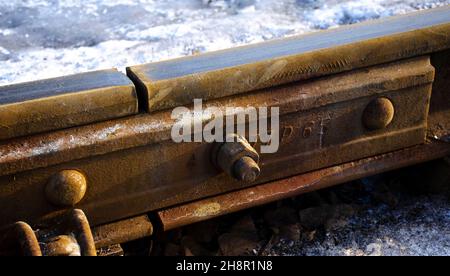 Sfondo astratto per il trasporto. Punto di commutazione delle guide delle frecce dell'interruttore. Vari percorsi da seguire. Primo piano del giunto Common Rail, il più comune Foto Stock