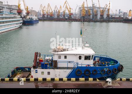 supporto della nave da rimorchiatore nel porto marittimo. Foto Stock