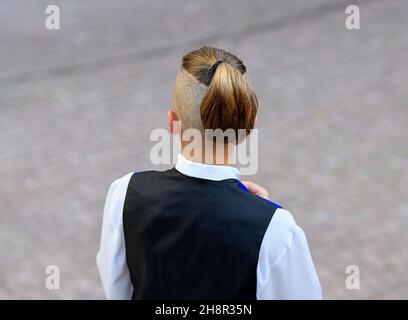 capelli da uomo con capelli in coda di cavallo. Primo piano da dietro Foto Stock