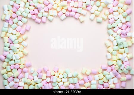 cornice con marshmallows in colori pastello Foto Stock