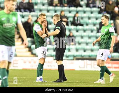 Easter Road Stadium .Edinburgh .Scotland. UK .1st dic 21 Hibernian vs Rangers .Cinch gioco Premiership . L'arbitro John Beaton ha una parola con Hibs Ryan Porteous Credit: eric mccowat/Alamy Live News Foto Stock