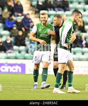 Easter Road Stadium .Edinburgh .Scotland. UK .1st dic 21 Hibernian vs Rangers .Cinch gioco Premiership . L'arbitro John Beaton ha una parola con Hibs Ryan Porteous Credit: eric mccowat/Alamy Live News Foto Stock