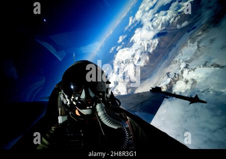 Stati Uniti Air Force Tech. Sgt. James L. Harper Jr., dal primo combattimento squadrone della fotocamera, prende un autoritratto in un F-16 Fighting Falcon dal XVIII Aggressor Squadron 24 giugno 2010, durante l'esercizio Flag-Alaska rosso. (U.S. Air Force foto di Tech. Sgt. James L. Harper Jr./rilasciato) Foto Stock