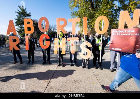 Washington, DC, Stati Uniti. 1 dicembre 2021. 1 dicembre 2021 - Washington, DC, Stati Uniti: Persone che hanno scritto lettere ''DIRITTI DI ABORTO'' e una persona che cammina con un segno che dice ''Proteggi me, Ho 15 settimane di vita per una protesta in cui un gran numero di manifestanti a favore della scelta e della vita si trovavano al di fuori della Corte Suprema il giorno in cui sentivano argomenti riguardanti una legge sull'aborto in Mississippi. (Credit Image: © Michael Brochstein/ZUMA Press Wire) Foto Stock