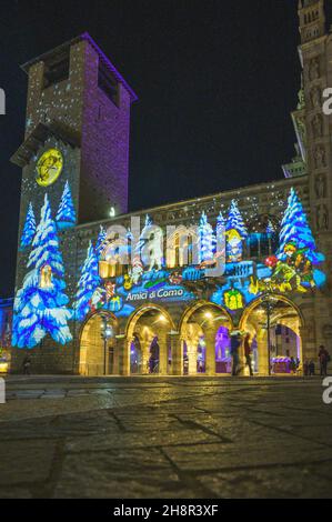 COMO, ITALY, DECEMBER 2021: Festive decorazioni natalizie luci sulle facciate di edifici in Piazza Duomo nel centro storico di Como Foto Stock