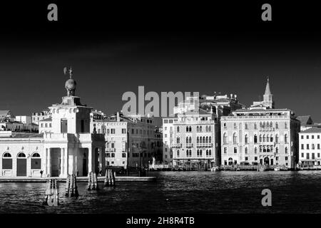 Reinterpretazione artistica in bianco e nero di un paesaggio classico a Venezia, Punta della Dogana. Vista dal canale Giudecca. Foto Stock