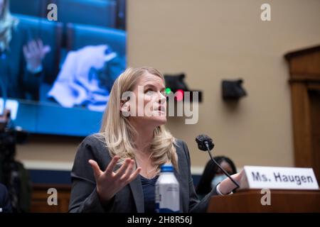 L'ex dipendente di Facebook Frances Haugen appare davanti a una Camera Committee on Energy and Commerce | SubCommittee on Communications and Technology Eudiing "Holding Big Tech Accountable: Targeted Reforms to Techs Legal Immunity" nel Rayburn House Office Building di Washington, DC, mercoledì 1 dicembre 2021. Credit: Rod Lammey/CNP /MediaPunch Foto Stock