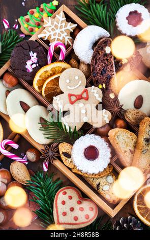 Dolci biscotti di Natale in scatola di legno su tavola rustica Foto Stock