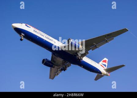 British Airways Boeing 767 300 aereo aereo aereo aereo di linea G-BNWT che atterra all'aeroporto di Londra Heathrow, Regno Unito. Viaggio aereo a lunga percorrenza WideBody nel cielo blu d'inverno Foto Stock