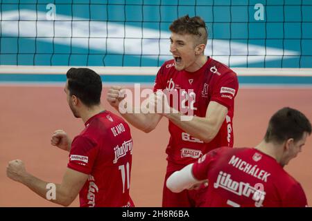 Ceske Budejovice, Repubblica Ceca. 01 dicembre 2021. Oliver Sedlacek di Jihostroj (centro) in azione durante la CEV Volleyball Cup uomini, 16 ° gioco finale: Ceske Budejovice vs Kemerovo in Ceske Budejovice sport arena, Repubblica Ceca, 1 dicembre 2021. Credit: Vaclav Pancer/CTK Photo/Alamy Live News Foto Stock