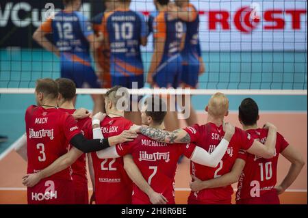 Ceske Budejovice, Repubblica Ceca. 01 dicembre 2021. Da sinistra allenatore in azione durante la CEV Volley Cup uomini, 16 finale gioco: Ceske Budejovice vs Kemerovo in Ceske Budejovice sport arena, Repubblica Ceca, 1 dicembre 2021. Credit: Vaclav Pancer/CTK Photo/Alamy Live News Foto Stock