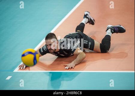 Ceske Budejovice, Repubblica Ceca. 01 dicembre 2021. Martin Krystof di Jihostroj in azione durante la CEV Volley Cup uomini, 16 ° finale gioco: Ceske Budejovice vs Kemerovo in Ceske Budejovice sport arena, Repubblica Ceca, 1 dicembre 2021. Credit: Vaclav Pancer/CTK Photo/Alamy Live News Foto Stock