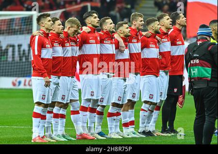 VARSAVIA, POLONIA - 15 NOVEMBRE 2021: GARA DI QUALIFICAZIONE DELLA COPPA DEL MONDO FIFA 2022 POLONIA - UNGHERIA 1:2. Squadra di Polonia durante inno. Foto Stock