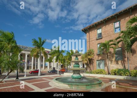 Piazza della fontana del centro a Fort Myers, Florida Foto Stock