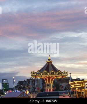 Bellissimo cielo rosa tramonto su un terreno fieristico colorato. Foto Stock