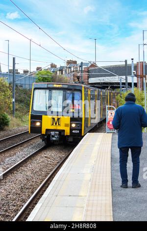 SUNDERLAND, REGNO UNITO - 06 novembre 2021: Sunderland, Regno Unito - Sabato 6 novembre 2021: Uomo in piedi sulla piattaforma della metropolitana sunderland come un trai Foto Stock