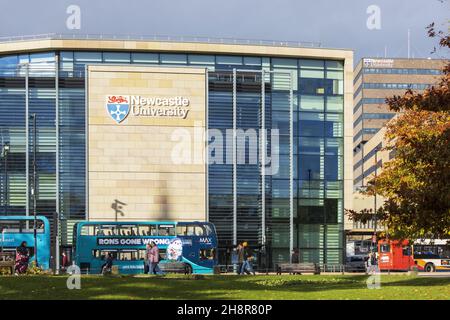 NEWCASTLE, REGNO UNITO - 06 novembre 2021: Newcastle, Regno Unito - 6 novembre 2021: Newcastle University Kings Gate Building nel centro della città Newcastle upon Ty Foto Stock