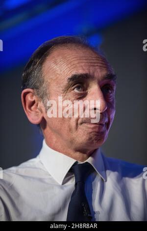 Nimes, Francia. 15 ottobre 2021. Primo piano di Eric Zemmour mentre parla a una conferenza.il polemicista di estrema destra Eric Zemmour ha annunciato il 01 dicembre 2021 che è ufficialmente un candidato per le elezioni presidenziali francesi. Per convalidare definitivamente la sua candidatura dovrà trovare 500 sponsorizzazioni di rappresentanti da depositare davanti al consiglio costituzionale. Le elezioni presidenziali francesi sono a maggioranza con due turni le cui date sono fissate al 10 e 24 aprile 2022. (Credit Image: © Laurent Coust/SOPA Images via ZUMA Press Wire) Foto Stock