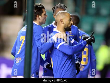 Kemar Roofe (centro) di Rangers celebra il primo gol del gioco con i compagni di squadra del posto di rigore durante la partita di premiership cinch tra Hibernian e Rangers a Easter Road, Edimburgo. Data foto: Mercoledì 1 dicembre 2021. Foto Stock