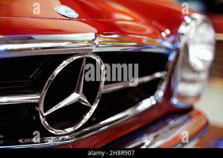 Izmir, Turchia - 21 giugno 2021: Primo piano di un emblema di una Mercedes 280 SL rosso che ha prodotto tra il 1968 e il 1970. Foto Stock