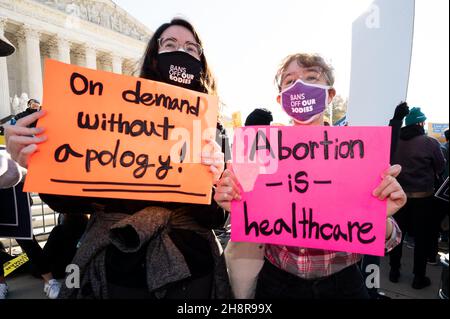 Washington, Stati Uniti. 01 dicembre 2021. I manifestanti hanno segnali che dicono "su richiesta senza scuse” e "l'aborto è assistenza sanitaria” per una protesta in cui un gran numero di manifestanti pro-scelta e pro-vita si sono riuniti fuori dalla Corte Suprema il giorno in cui ha sentito argomenti riguardanti una legge sull'aborto in Mississippi. Credit: SOPA Images Limited/Alamy Live News Foto Stock